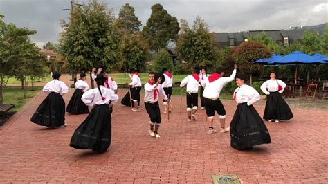 El Gran Baile de Ziebel: Un Torbellino de Ritmo y Celebridades en Medellín!