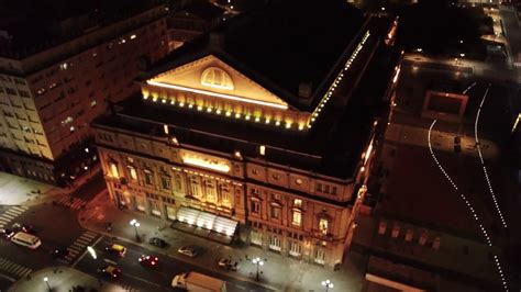 ¡La noche mágica de Francesco Gabbani en el Teatro Colón: Una mezcla explosiva de música y energía!